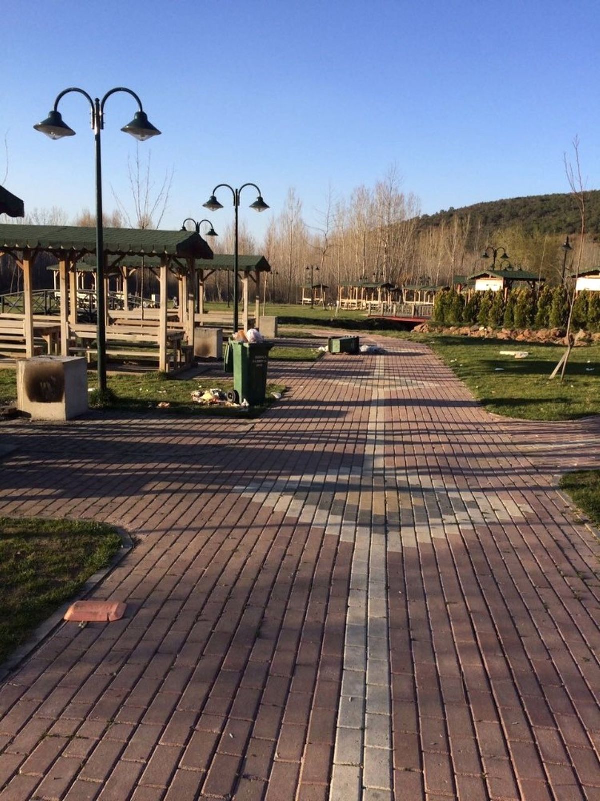 Türbin Mesire Yeri\'nde Üzen Görüntüler