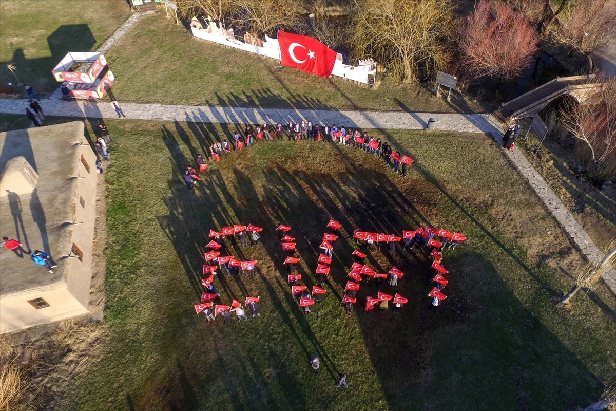 Vanlı Gençler Türk Bayraklarıyla "Evet" Yazdı