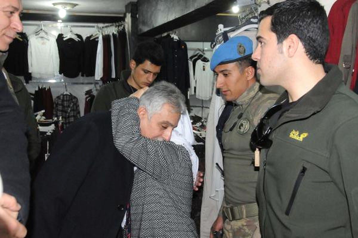 Yaşlı Kadın Vali Toprak\'a Sarılıp İşsiz Oğlu İçin İş İstedi