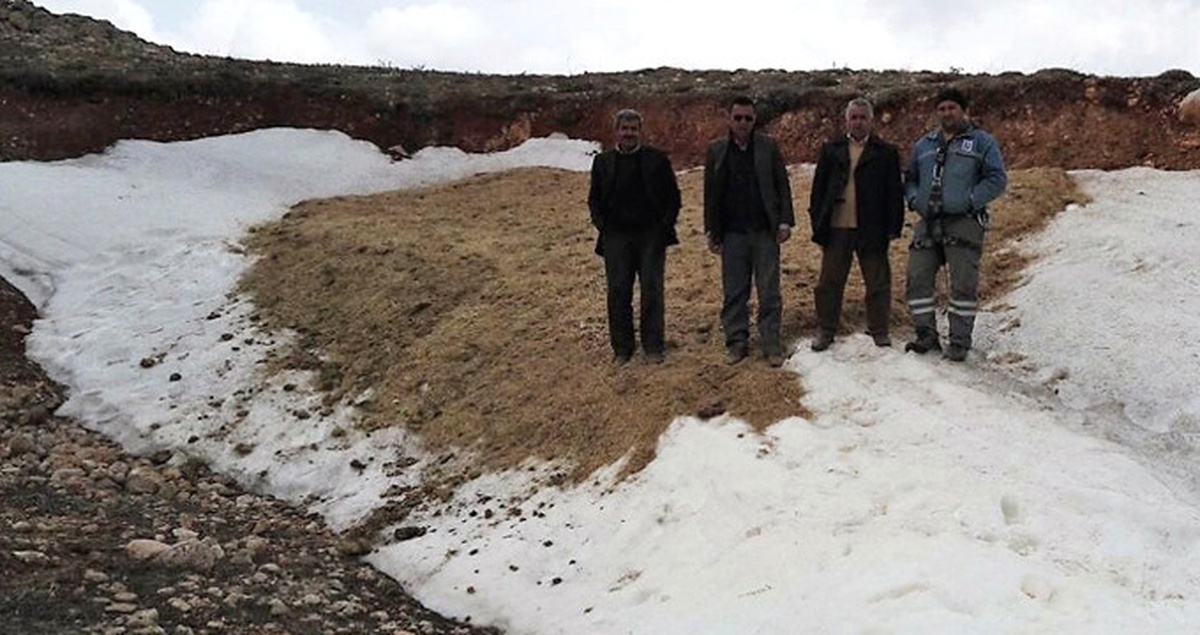 Kahramanmaraşlı Vatandaşlar, Yazın Yemek İçin Saman Altında Kar Saklıyor