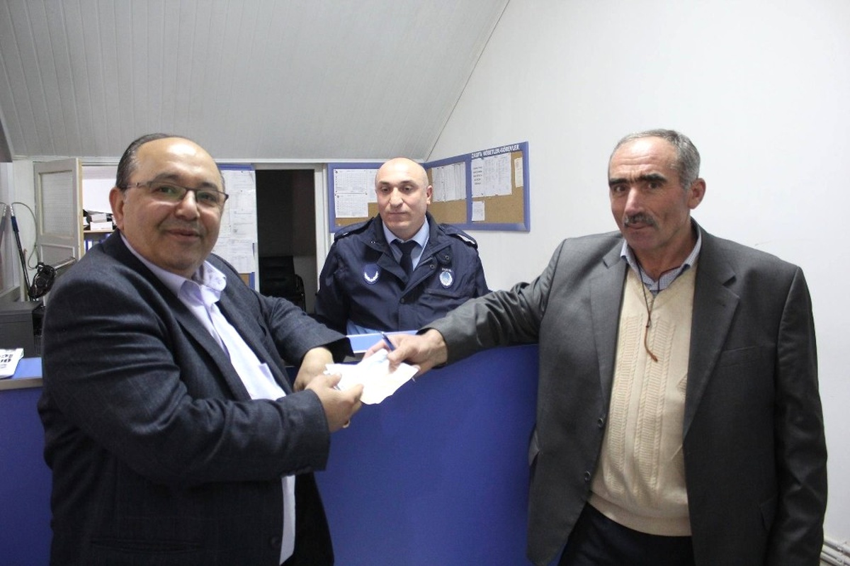 Yolda Bulduğu Parayı Sahibine Teslim Etti