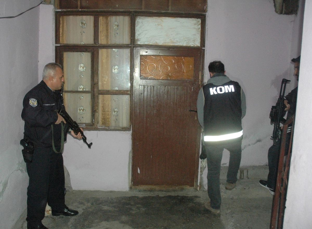 Adana\'da Uyuşturucu Operasyonu: 25 Gözaltı