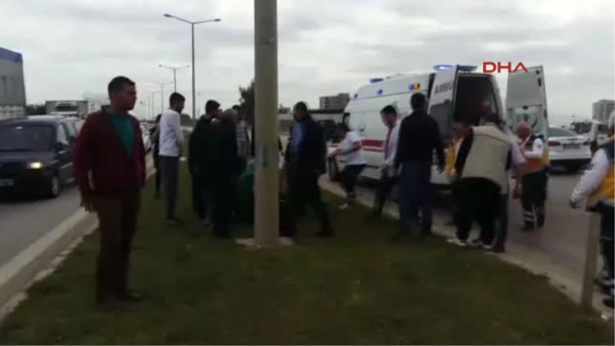 Adana Hasta Taşıyan Ambulans Otomobil Ile Çarpıştı: 4 Yaralı