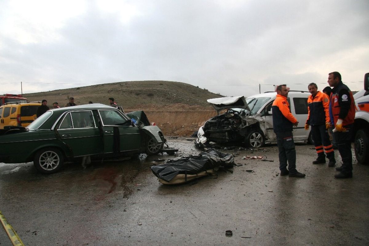 Afyonkarahisar\'da Trafik Kazası: 1 Ölü, 6 Yaralı