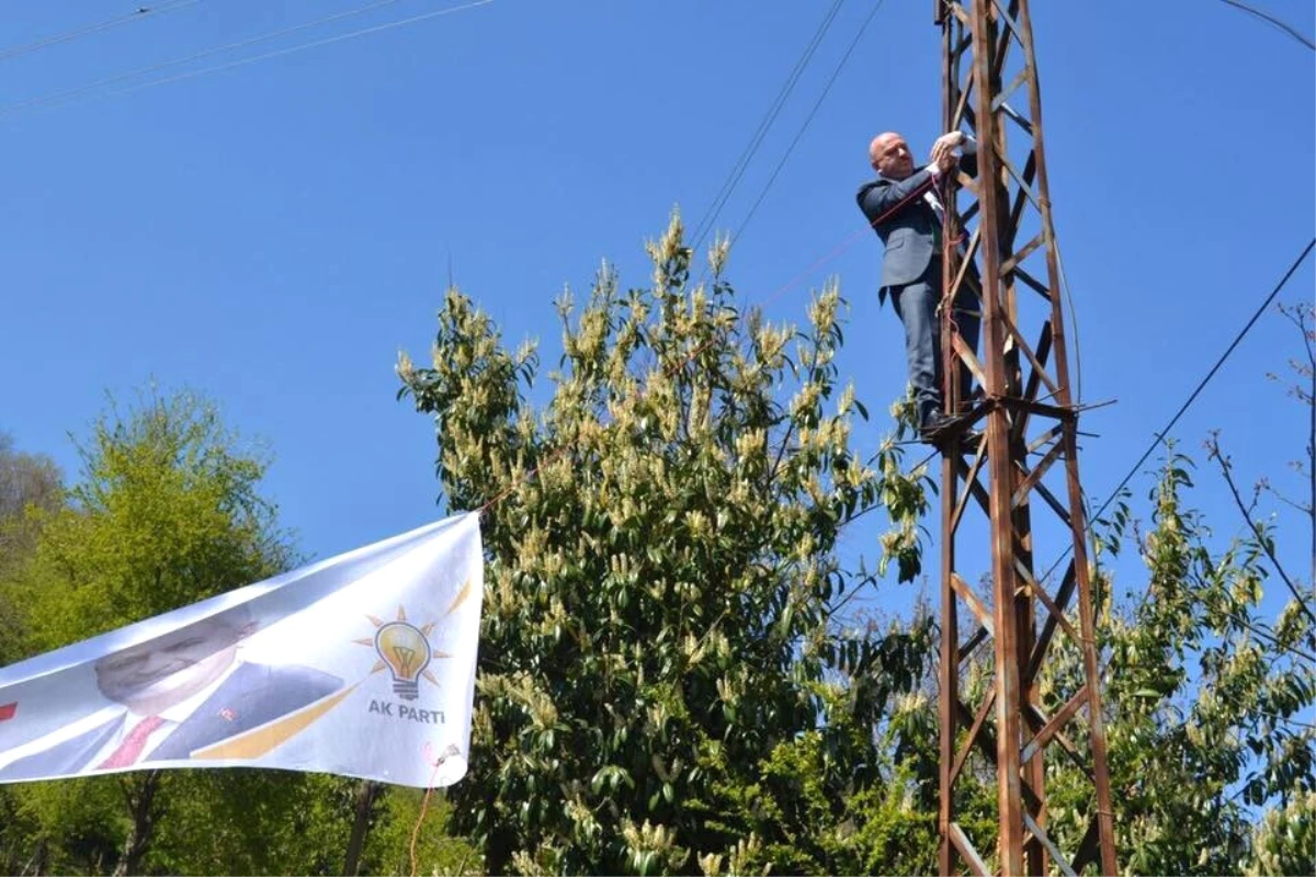 AK Parti\'li Vekil Elektrik Direğine Tırmandı