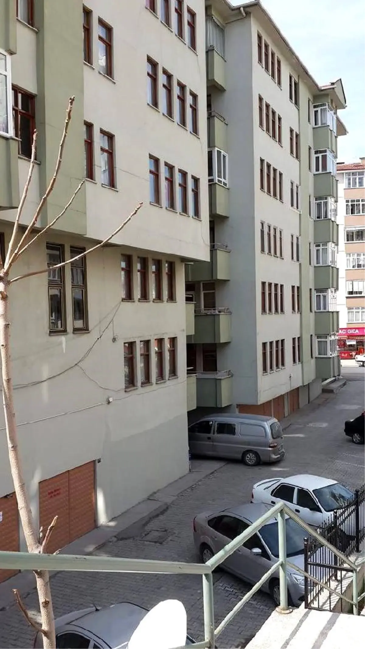 Apartman Yöneticisi, Eski Yöneticinin Annesini Öldürdü, Babasını Yaraladı