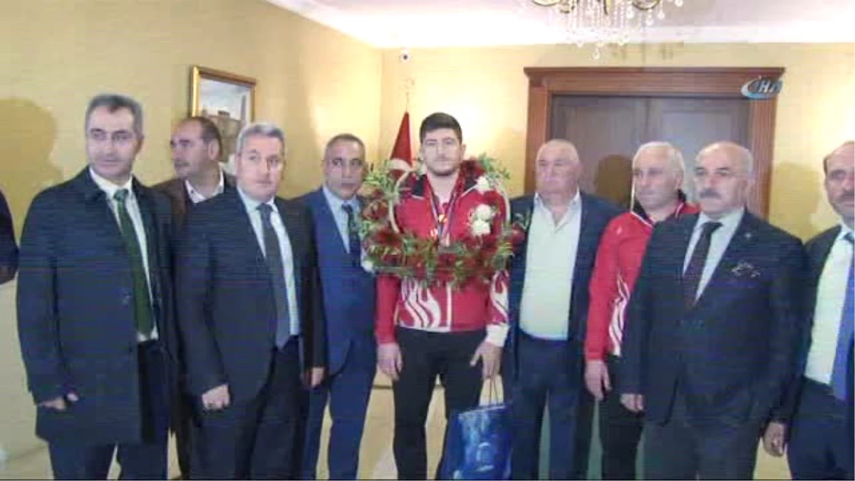 Avrupa Güreş Şampiyonu Vali Azizoğlu\'nu Ziyaret Etti