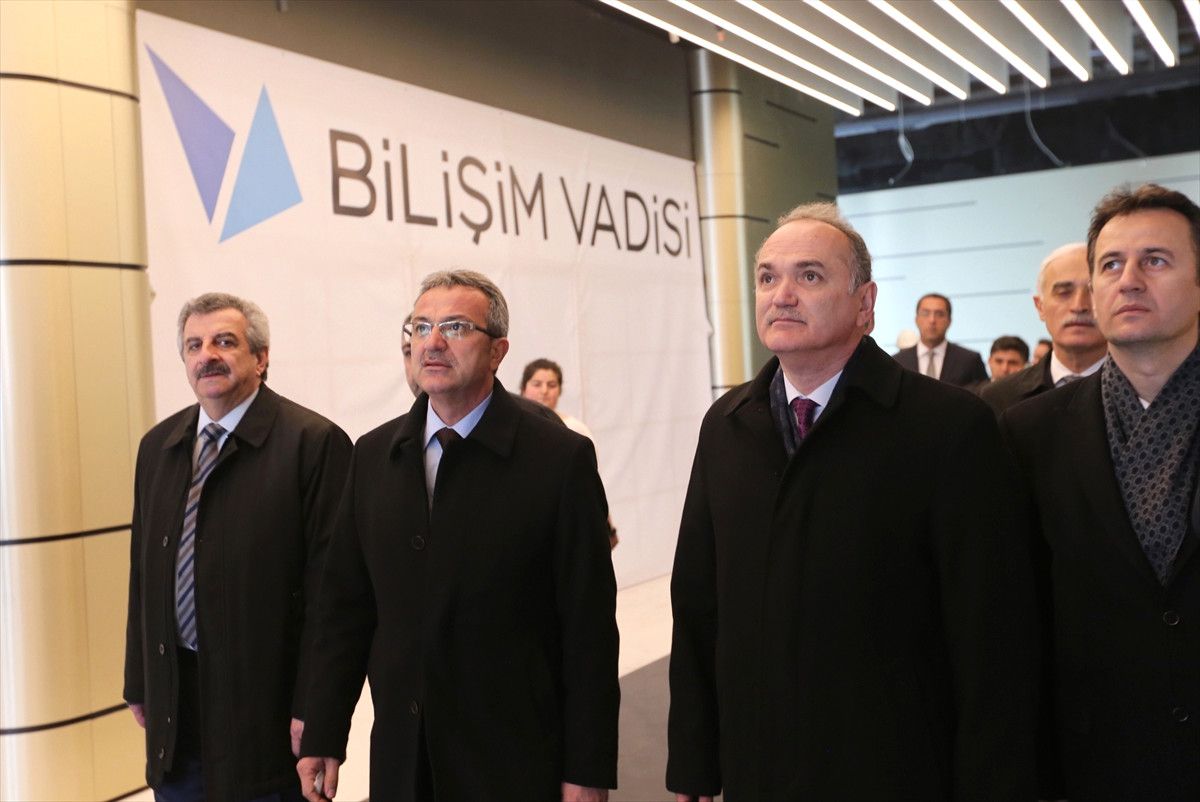 Bakan Özlü, Kocaeli\'de Gençlerle Buluştu