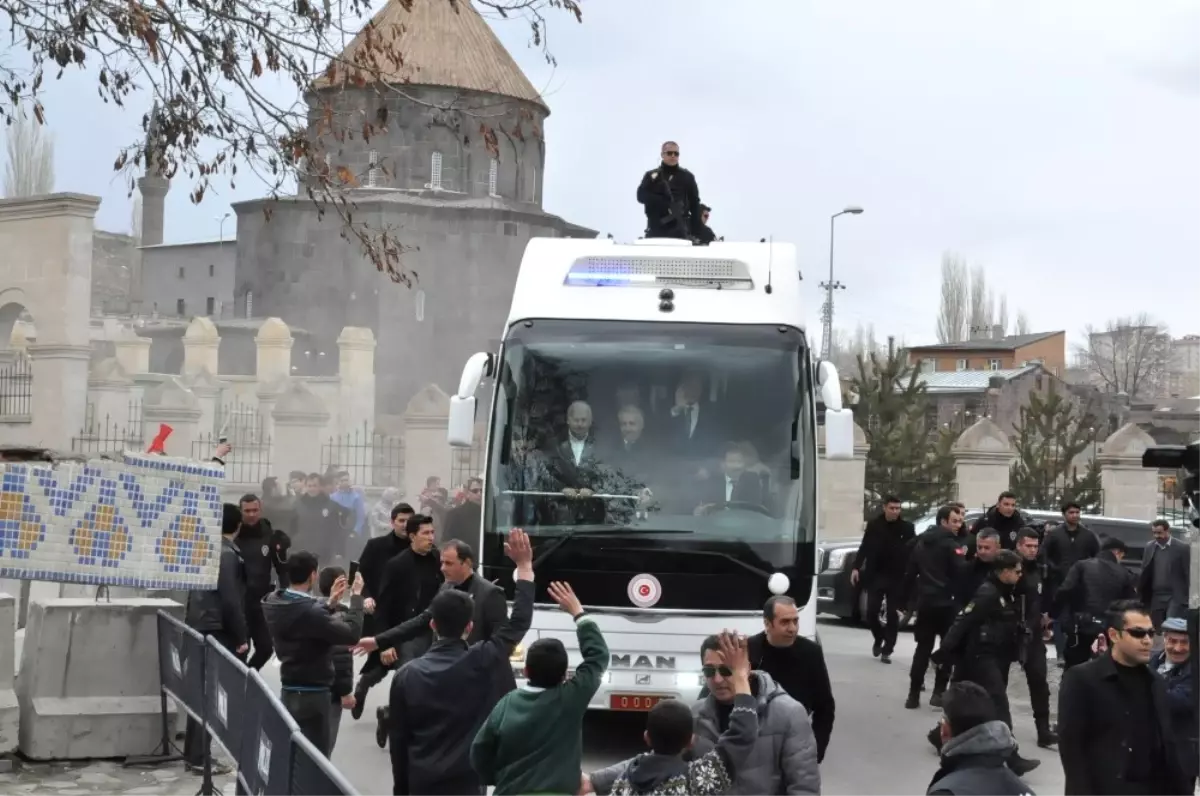 Başbakan Binali Yıldırım\'a Kars\'ta Sevgi Seli