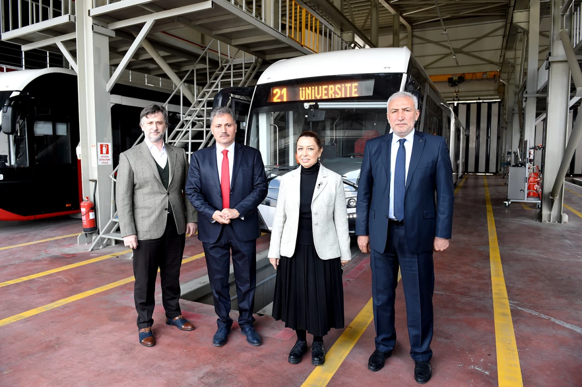 Başkan Çakır ve Milletvekili Çalık yeni gelen trambüsleri inceledi