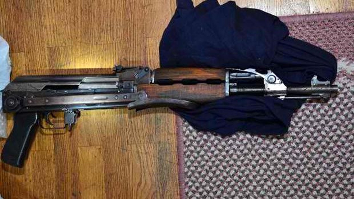 Bürodan Kalaşnikof, Uzi ve El Bombası Çıktı