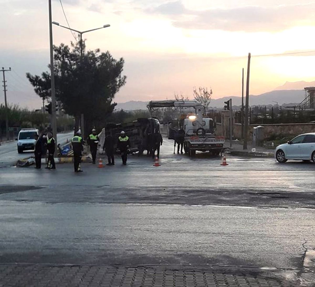 Çevik Kuvvet Polislerini Taşıyan Minibüs Otomobille Çarpıştı: 7\'si Polis 9 Yaralı