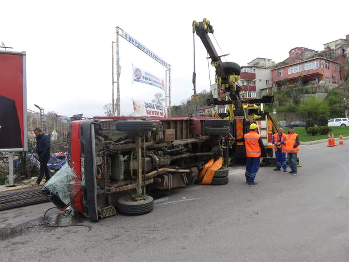 Demir Yüklü Kamyonet Devrildi; 2 Yaralı
