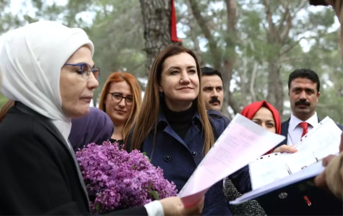 Emine Erdoğan\'dan İzmirli Çiftçiye Bahçe Danışmanlığı Teklifi