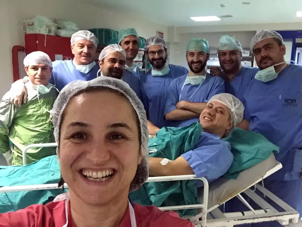 Gün İçinde 5 Ameliyat Yapan Doktor, Gece Ameliyat Masasına Yattı