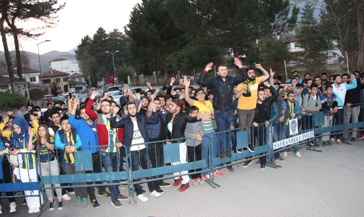 Fenerbahçe\'ye Protestolu Karşılama