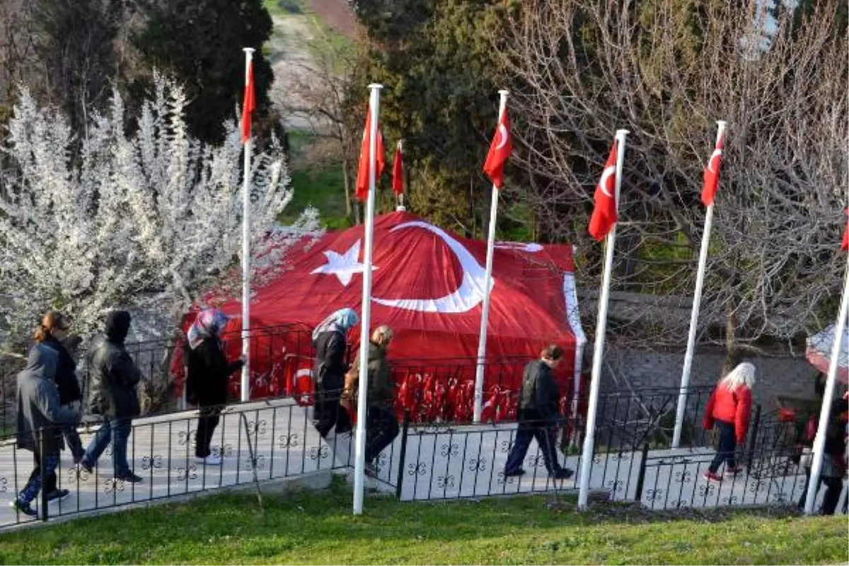 Gelibolu\'da Bayraklı Baba Türbesi\'ne Ziyaretçi Akını