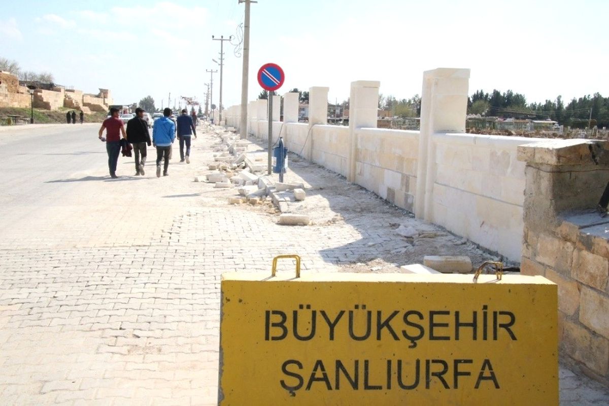 Harran ve Akçakale İlçe Mezarlıkları Onarılıyor