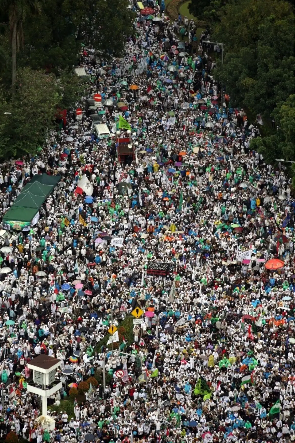 Jakarta\'da Binlerce Müslüman, Çin Asıllı Valiyi Kuran\'a Hakaret Ettiği İçin Protesto Etti