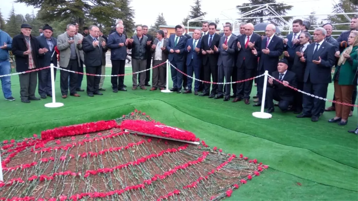 Kılıçdaroğlu Demirel\'in Mezarını Ziyaret Etti