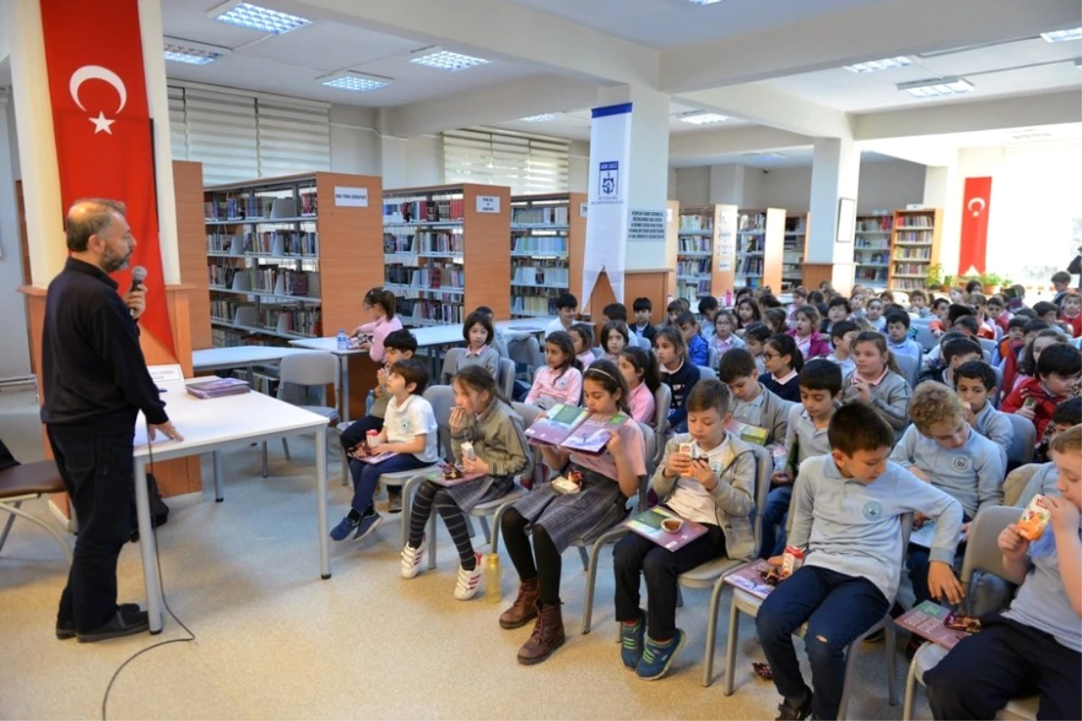Kocaeli\'de Minik Okurlar Kitaplarını İmzalattı