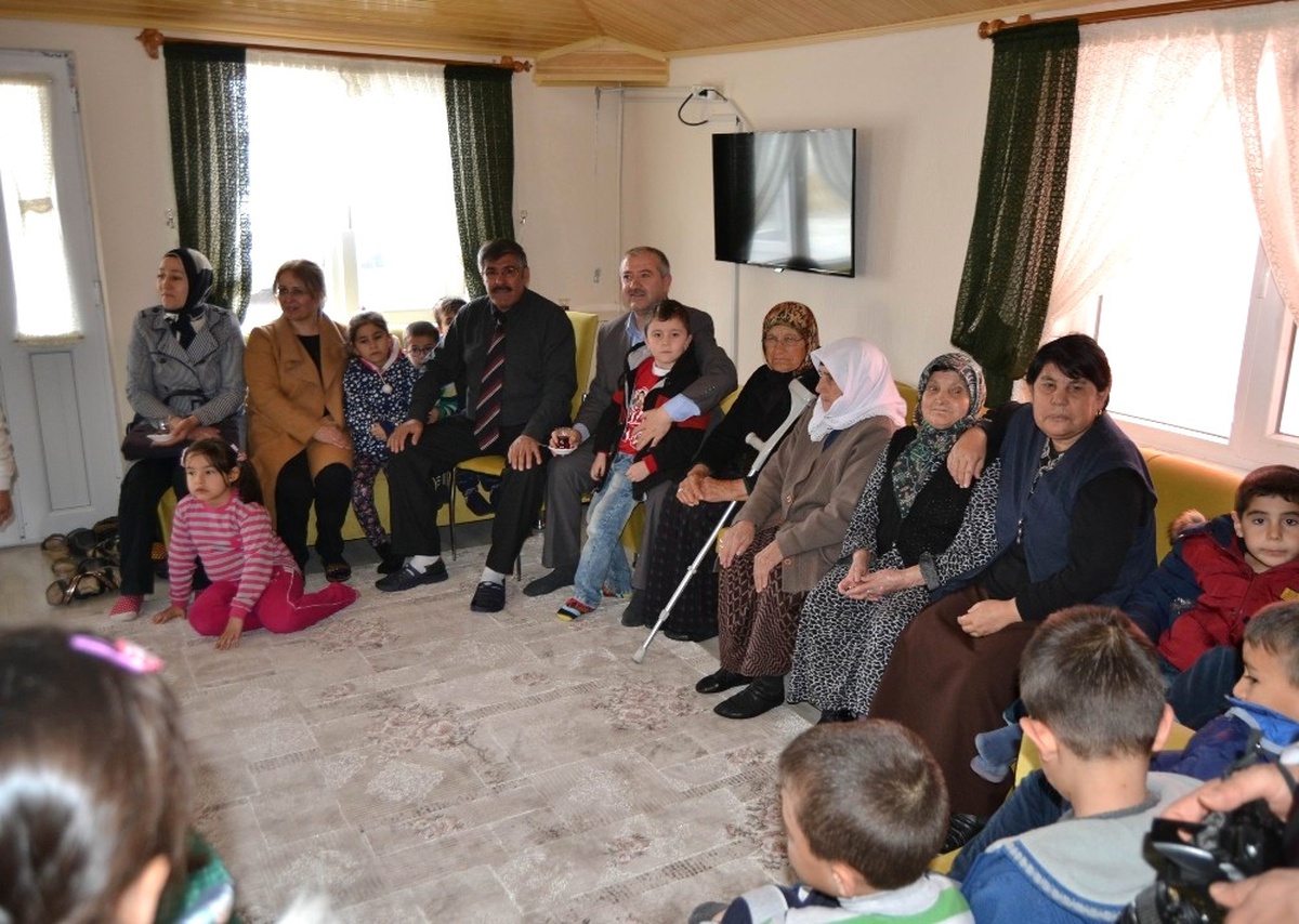 Kulu\'da Ana Sınıfı Öğrencilerden Yaşlı Yaşam Merkezine Ziyaret