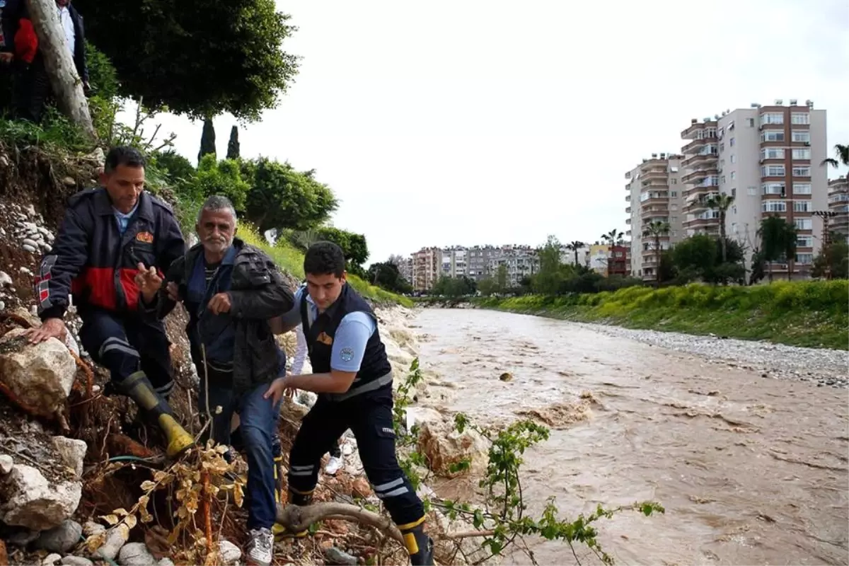 Mersin\'de Dereye Düşen Vatandaşı Çevredekiler Kurtardı