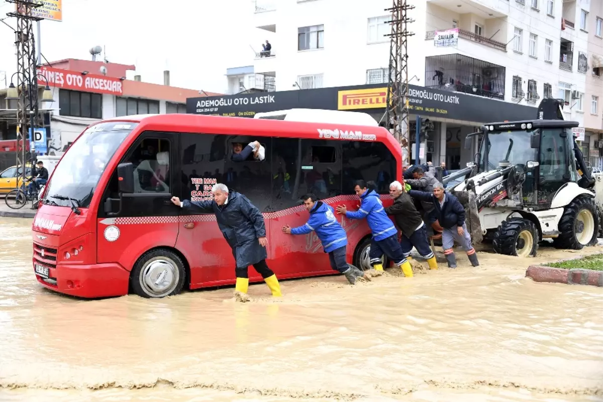 Mersin\'de Yağmur Su Baskınlarına Yolaçtı