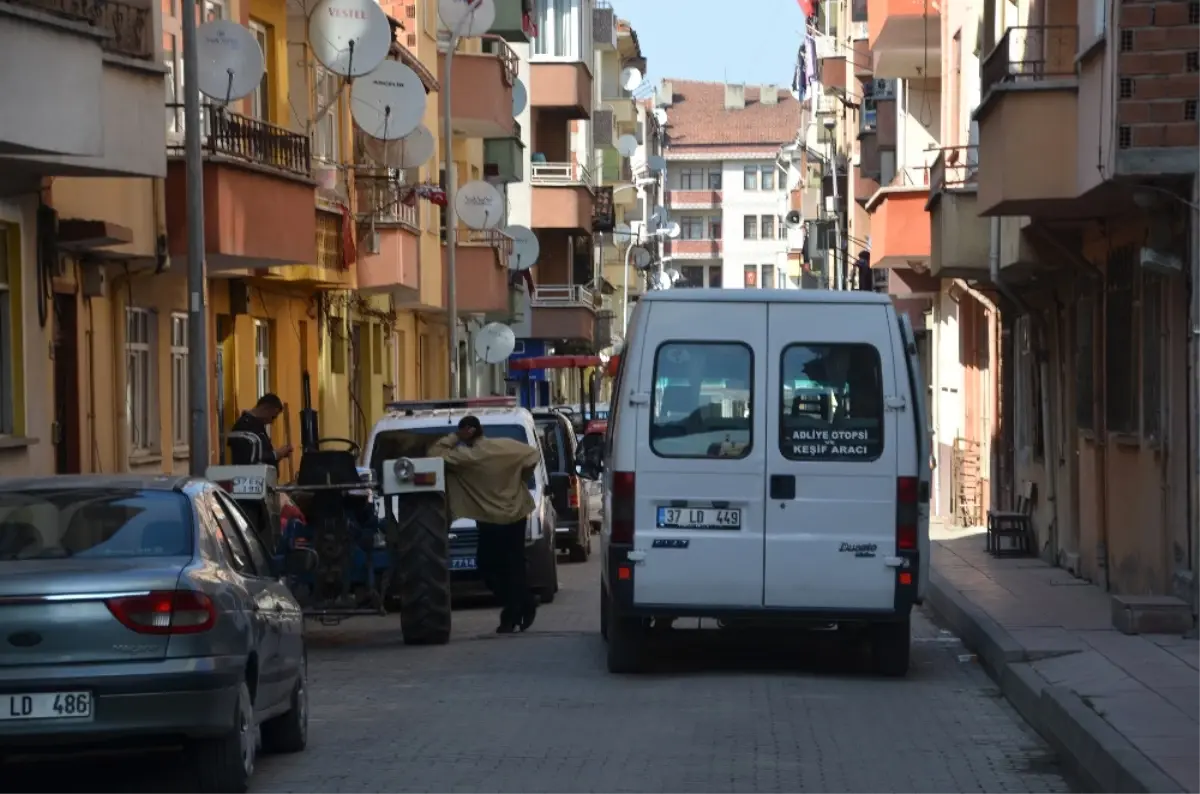 Nikahsız Yaşadığı Kadını Vurduktan Sonra Intihar Etti