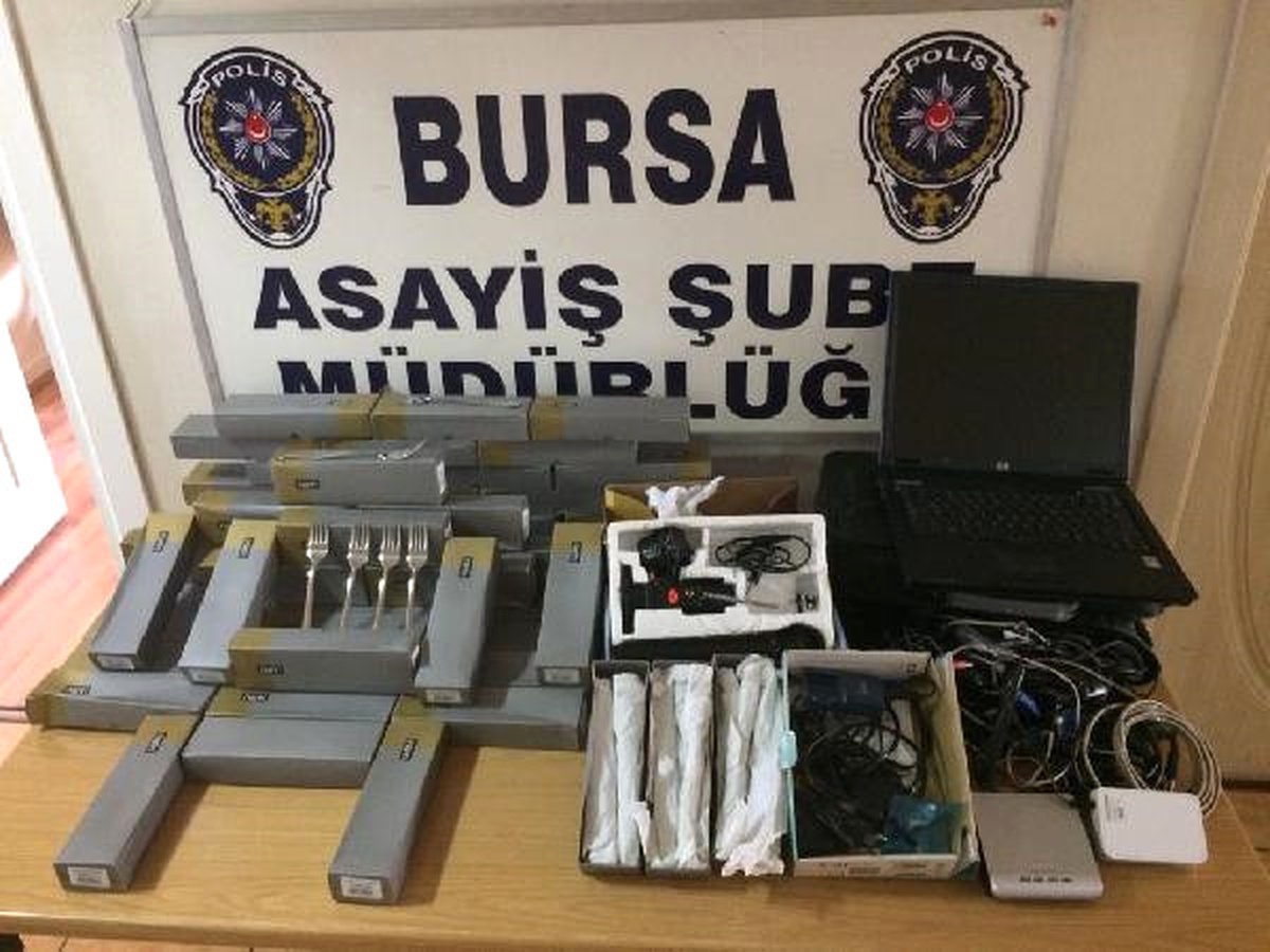 Okuldan Hırsızlık Yapan Şüpheliler Güvenlik Kamerasında