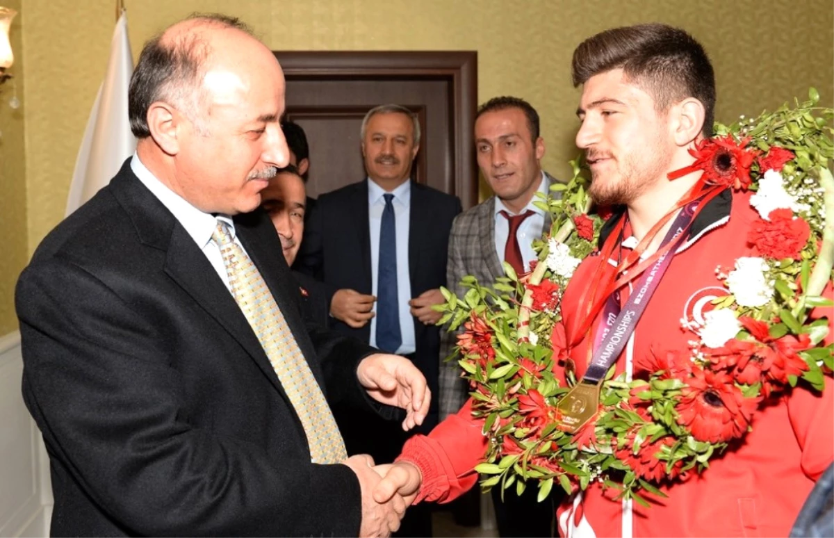 Şampiyon Güreşçi Ertürk, Mutluluğunu Valisiyle Paylaştı