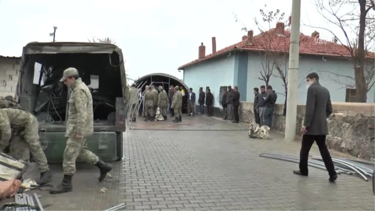 Şehit Halisdemir\'in Annesi Toprağa Verildi