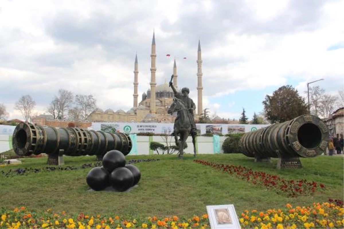 Selimiye Gölgesine Fatih Sultan Mehmet Heykeli