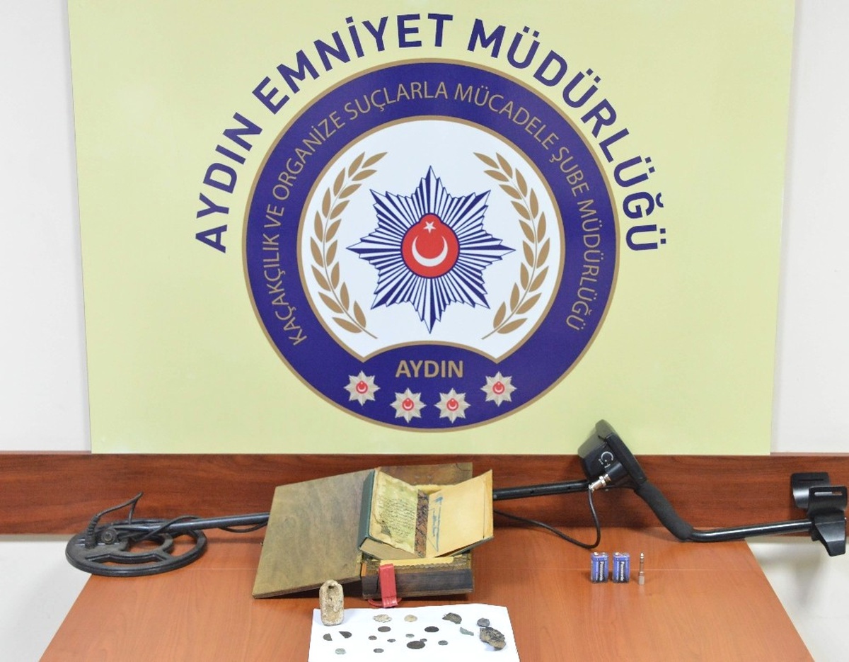 Tarihi Eser Kuran-ı Kerim\'i, Satamadan Yakalandılar