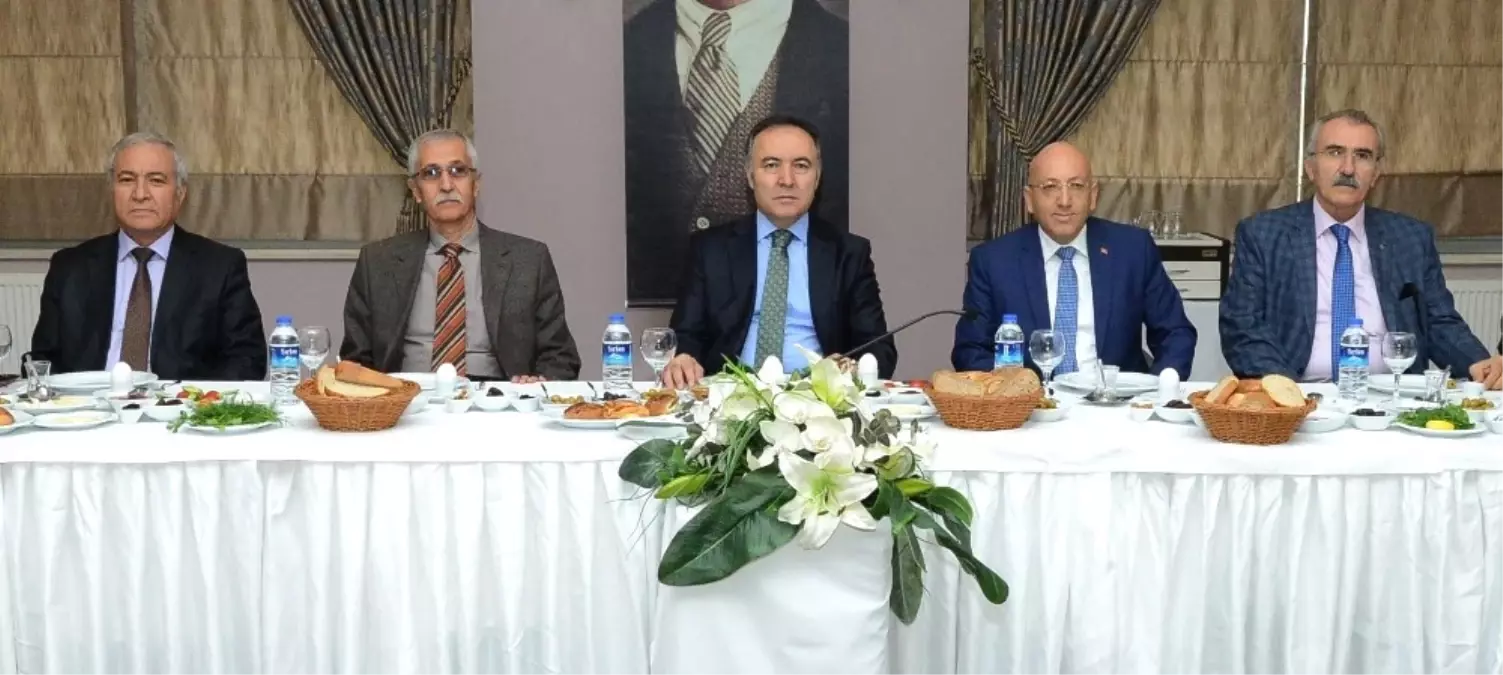 Vali Altıparmak, Kurum Müdürleri ile Biraraya Geldi