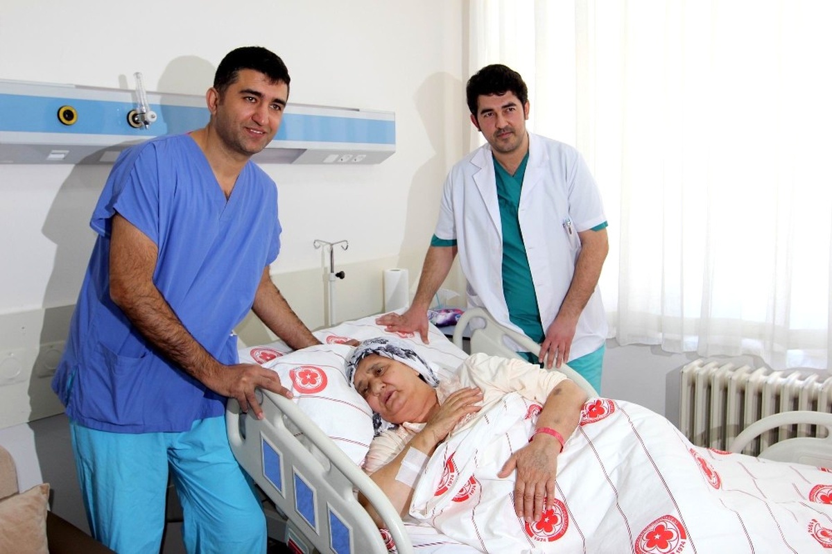 65 Yaşındaki Kadına Kasığından Beyin Ameliyatı Yapıldı