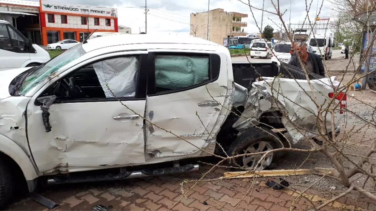 Adıyaman\'da Polis Aracı ile Minibüs Çarpıştı: 2 Polis Yaralı