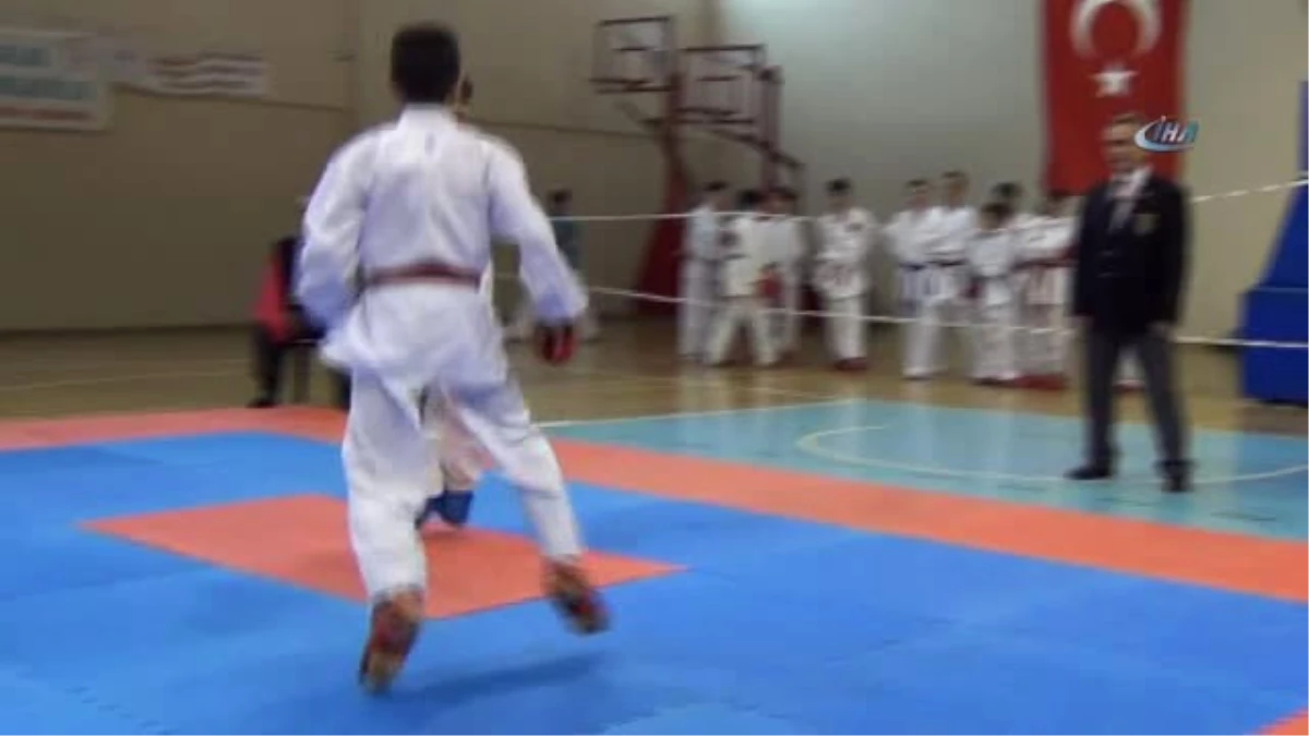 Ayvalık\'ta Türkiye Karate Grup Şampiyonası Heyecanı Başladı