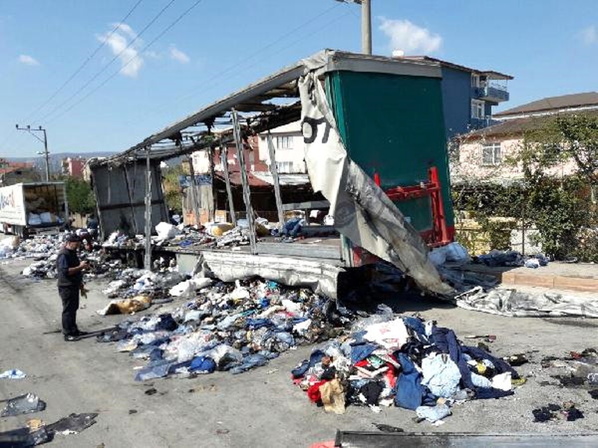 Balataları Tutuşan Tır\'ın Dorsesi Yandı