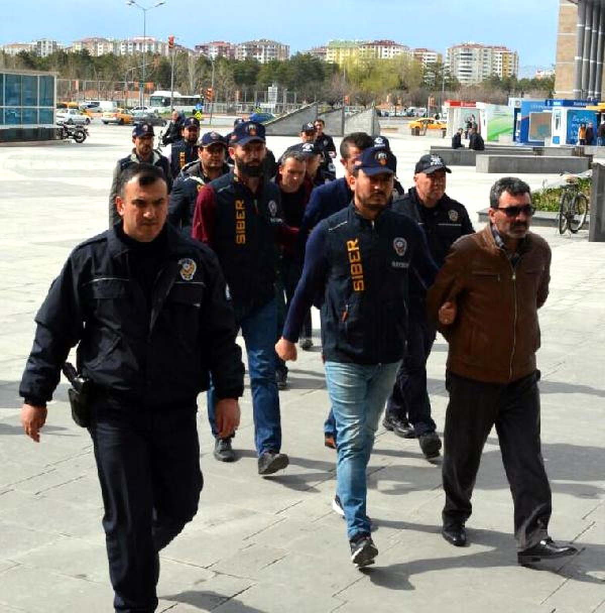 Gurbetçilerin Hesaplarını Boşaltan Çetenin 5 Üyesi Tutuklandı
