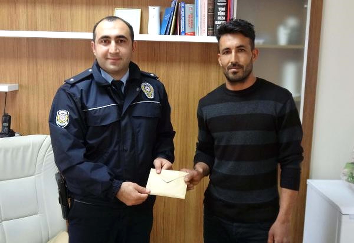 Hamal Yolda Bulduğu 1000 Lirayı Polise Teslim Etti