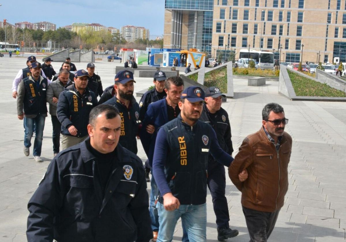 Hdp\'li Başkanın Oğlu, Vatandaşların Hesaplarını Boşaltmış
