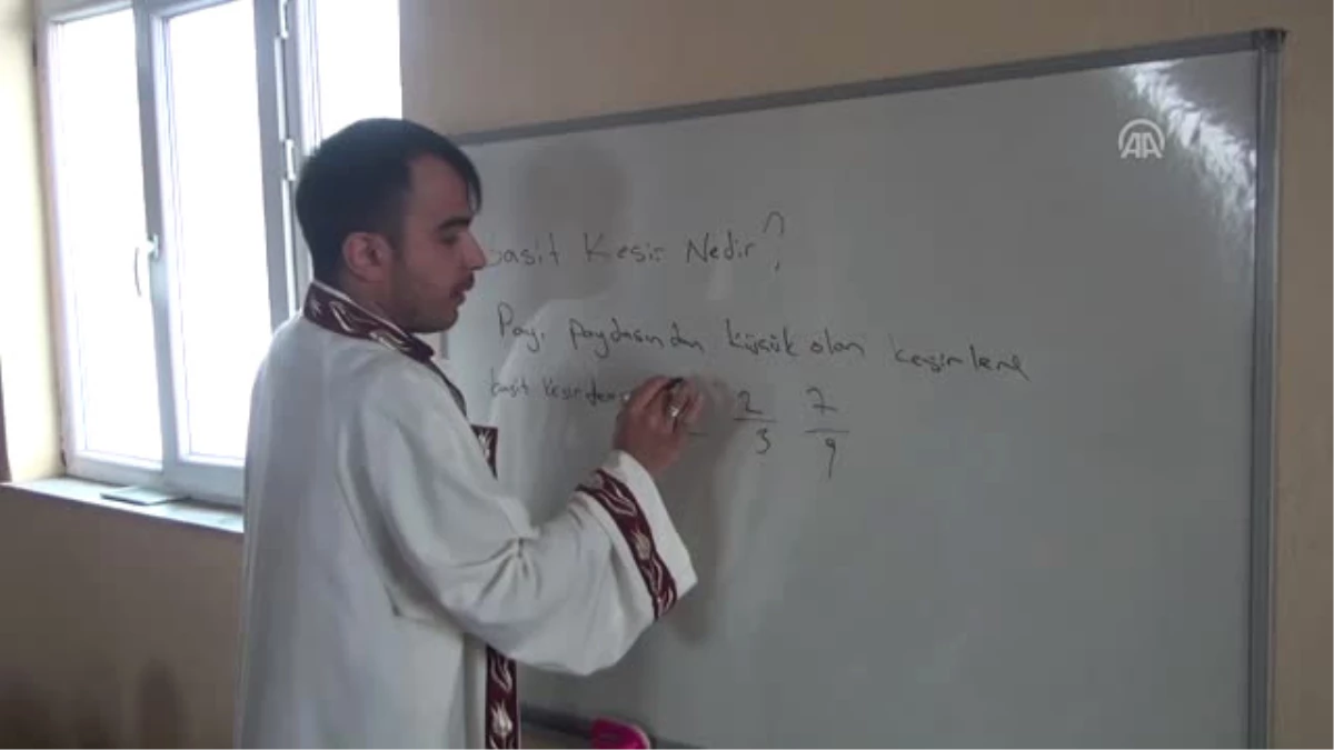 Imam Yoksul Çocuklara Camide Ingilizce, Türkçe, Matematik ve Tarih Dersleri Veriyor