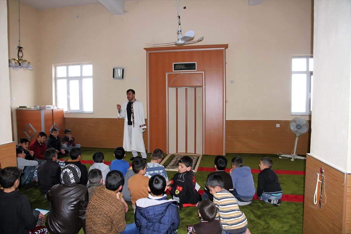 İmamdan Yoksul Çocuklara Camide Eğitim