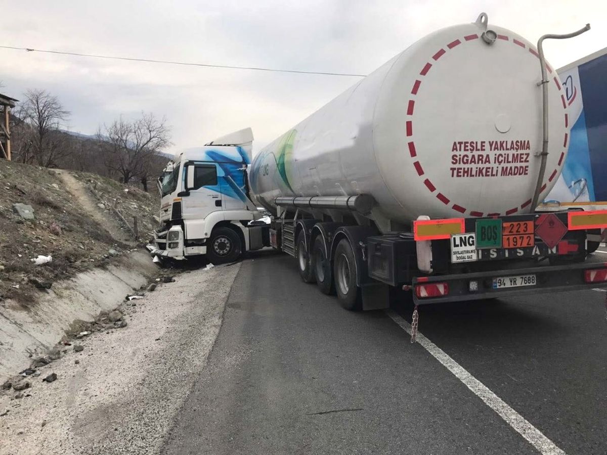 Lpg Tankeri Bariyerlere Çarptı