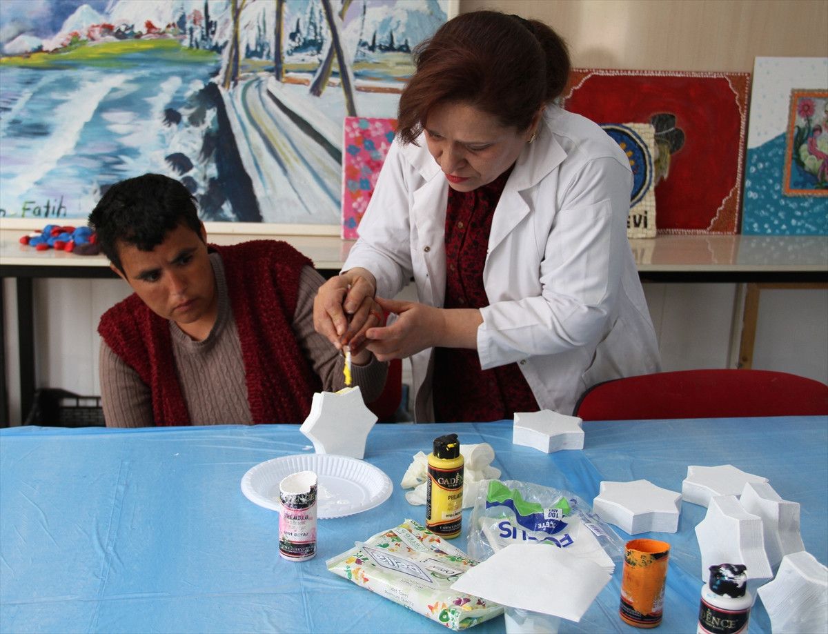 Özel" Dünyalarını Taşa Çiziyorlar