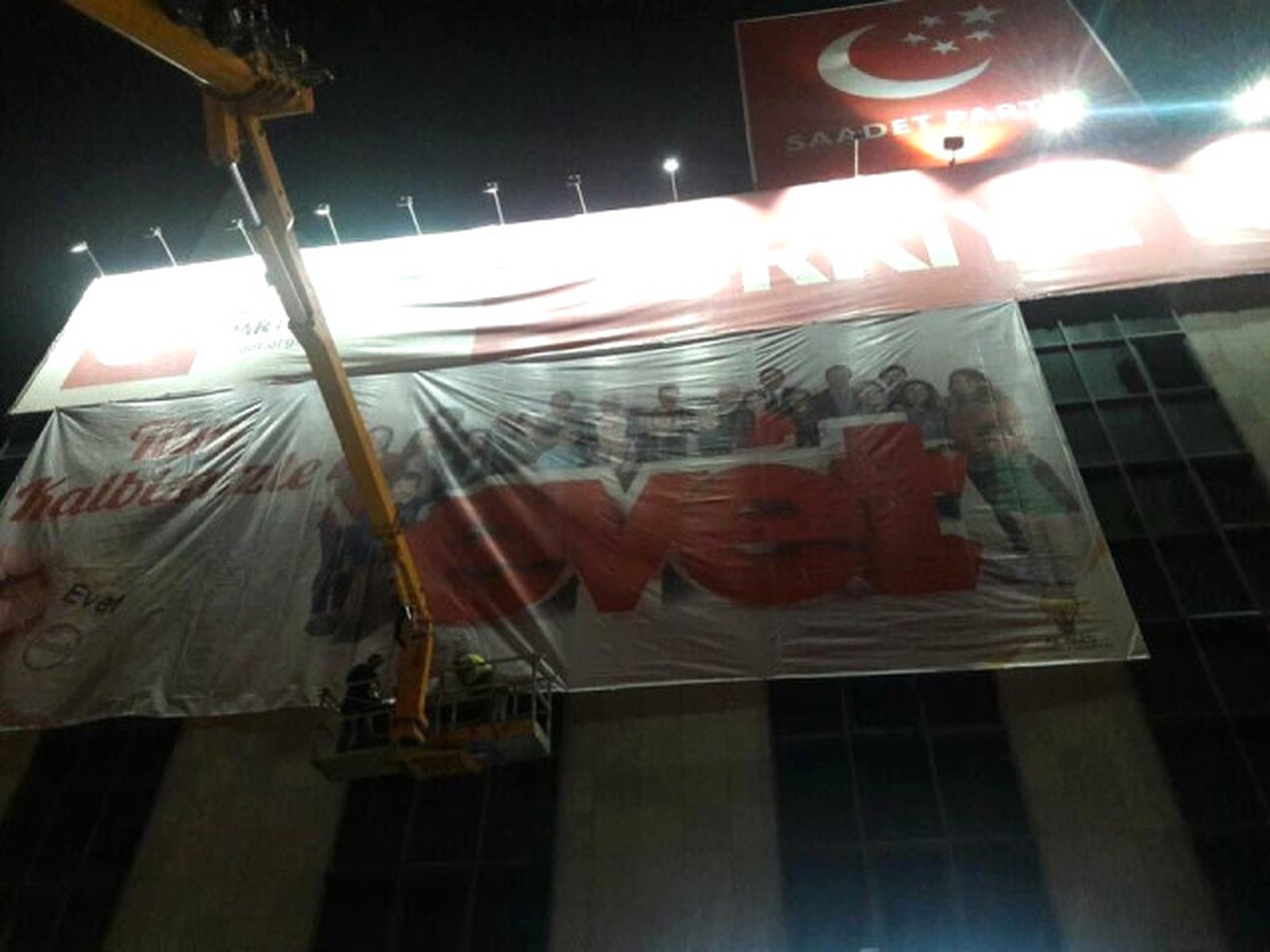 Saadet Partisi İl Başkanlığının Bulunduğu Binaya Asılan \'Evet\' Pankartı Böyle İndirildi