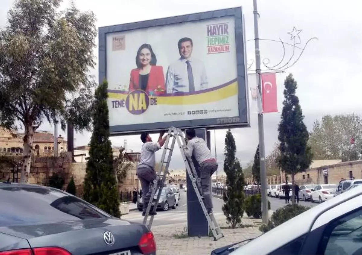 Figen Yüksekdağ\'ın Fotoğrafları Bulunan HDP Afişleri Toplatıldı