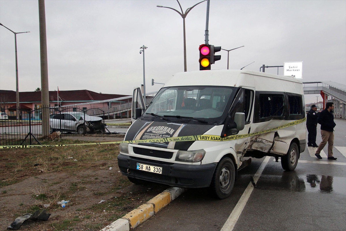 Servis Minibüsü ile Otomobil Çarpıştı: 9 Yaralı