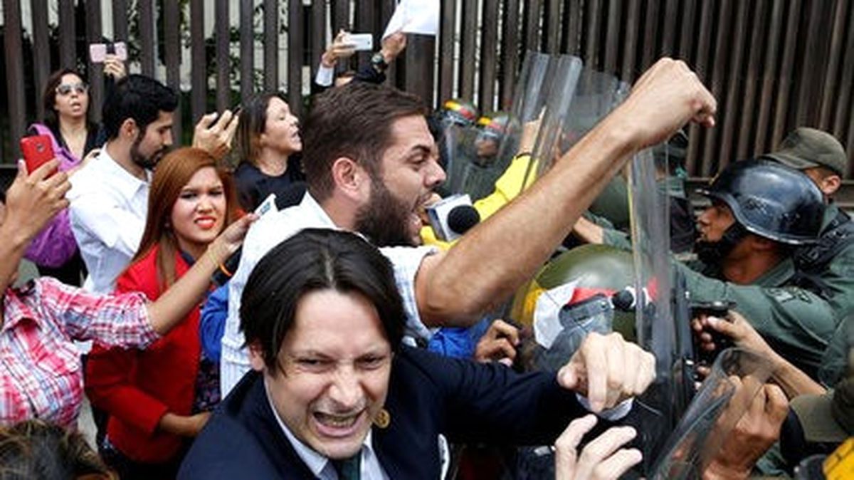 Venezuela\'da Kongre\'nin Görevleri Elinden Alındı